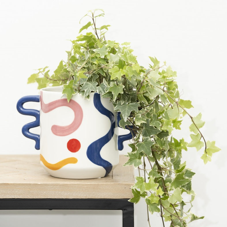 A Qué Rico ceramic pot plant with an ivy plant.